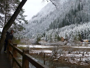冬日山林雪景中的观景者