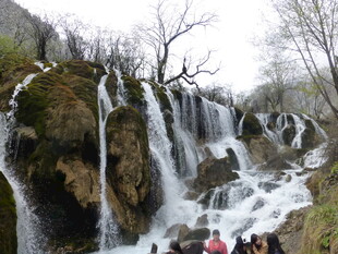山间瀑布下的热闹景象