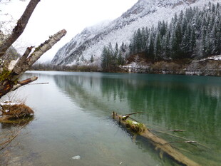 冬日静谧湖水与山林美景