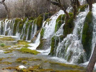 山间层叠小瀑布美景
