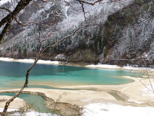 冬日雪覆的碧绿湖泊