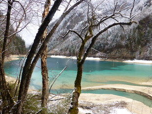 冬日雪覆湖畔美景