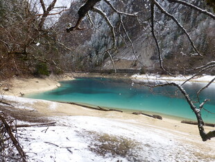 冬日雪覆的幽蓝山间小湖