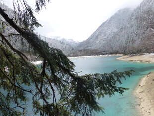 雪山下的幽蓝湖泊美景