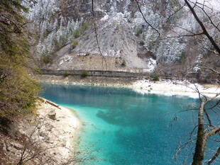 冬日山间的蓝绿色清澈湖水