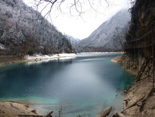 冬日静谧的蓝湖山水景