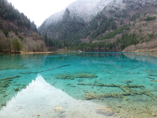 梦幻蓝湖 山水间的静谧美景