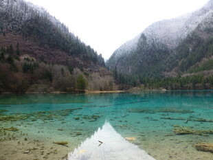 山间清透蓝湖美景