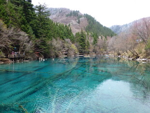 清澈蓝绿色山间河流美景