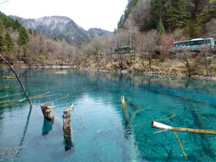 梦幻蓝湖 山间静谧美景