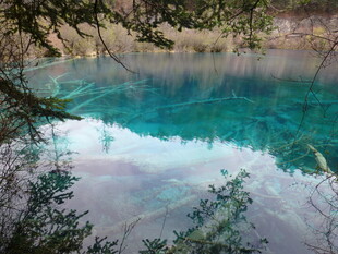 清澈幽蓝的自然湖水景观