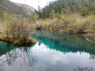 山间幽蓝清澈的静谧溪流