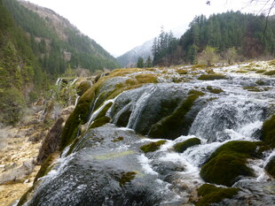 山间潺潺溪流瀑布美景