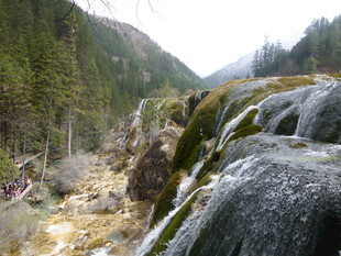 山间溪流旁的嶙峋怪石