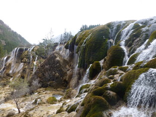 山间瀑布 绿意盎然的奇观