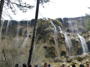 壮观瀑布吸引众多游客
