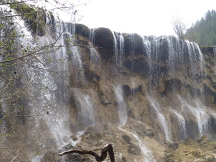 壮观山间瀑布美景