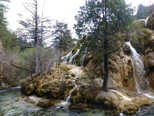 山间秀丽瀑布溪流景观