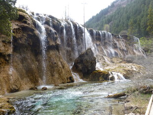 山间壮丽瀑布景观