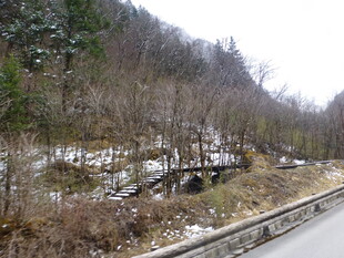 冬日山林旁的公路景象