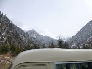 山间公路上的复古汽车