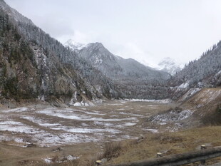 雪山下的开阔山谷景观