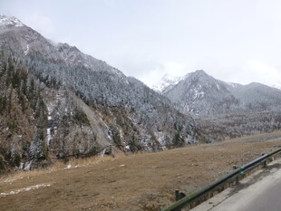 山间公路旁的壮丽雪景