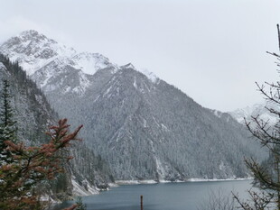 雪山下的静谧湖泊