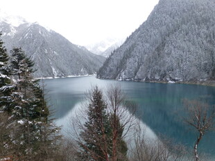 冬日雪山下的静谧蓝湖