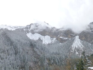 雪覆山峦 云雾缭绕之景