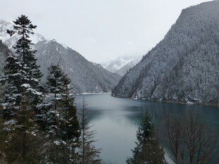 冬日雪山下的静谧湖泊