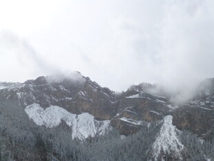 云雾缭绕的雪山美景