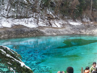 清澈蓝湖旁的游人景致
