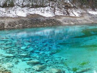 清澈蓝绿色湖水雪景