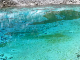 清澈蓝绿色的美丽湖水