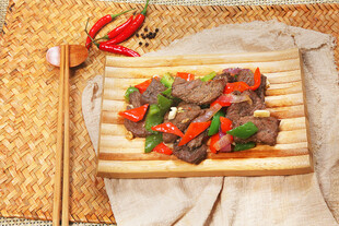 香煎牛肉配红椒