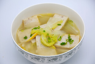 鱼糕蔬菜汤
