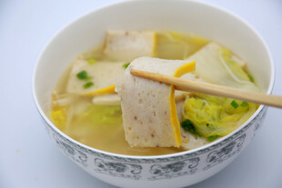 鱼糕蔬菜汤
