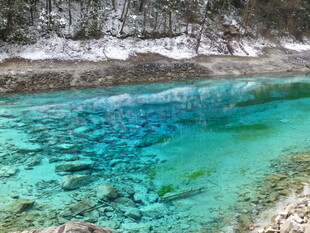 清澈蓝绿色的山间幽潭