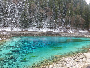 蓝绿色清澈湖水与雪景