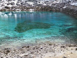 清澈见底的海边浅滩水域