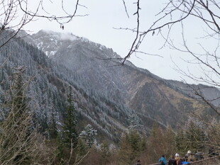 山间徒步队伍与雪景