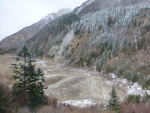 山间开阔地带雪景