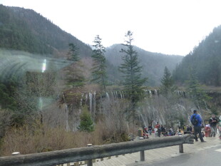 山间公路旁的徒步人群