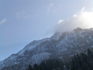 雪山之巅 云雾缭绕之景