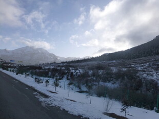 冬日雪景中的山村公路