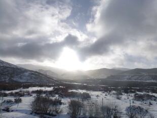 冬日雪野中的壮丽阳光景观