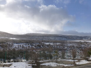 冬日雪覆山谷全景风光
