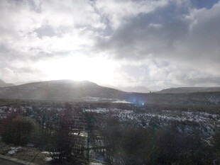 冬日阳光照耀下的城镇风景