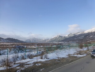 冬日雪覆山间公路美景